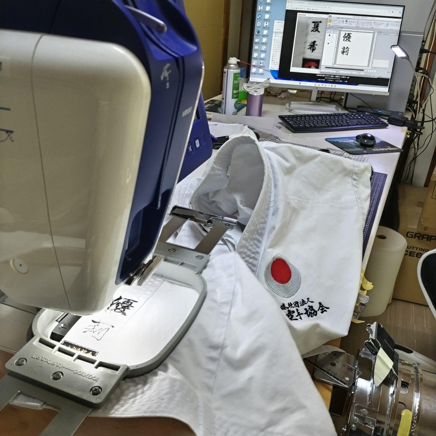刺繍加工の作業風景