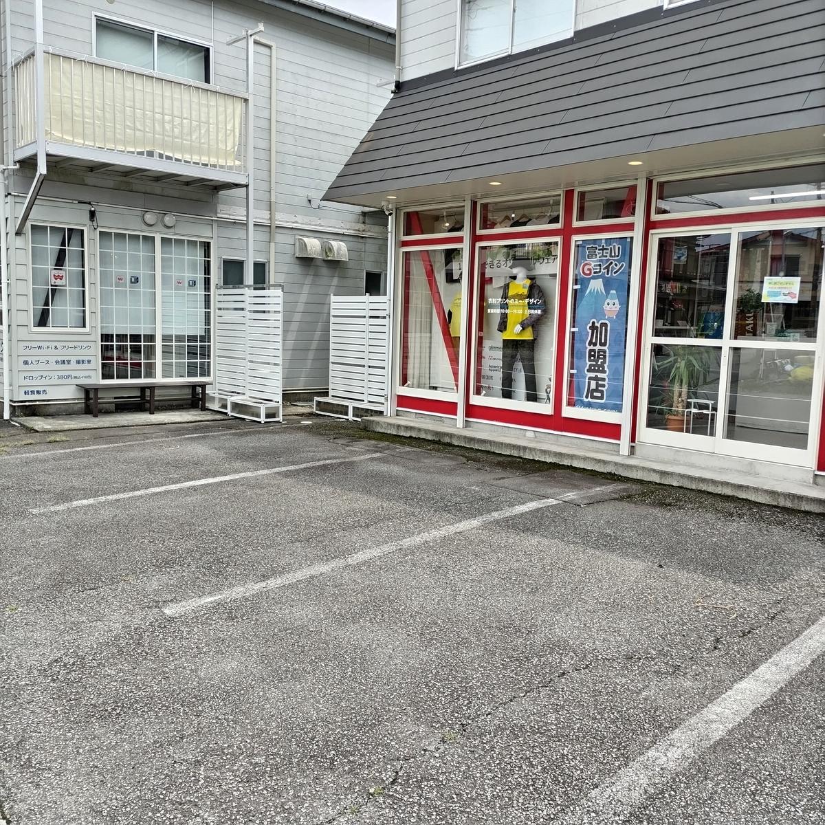 ユー・デザイン店舗外観と駐車場