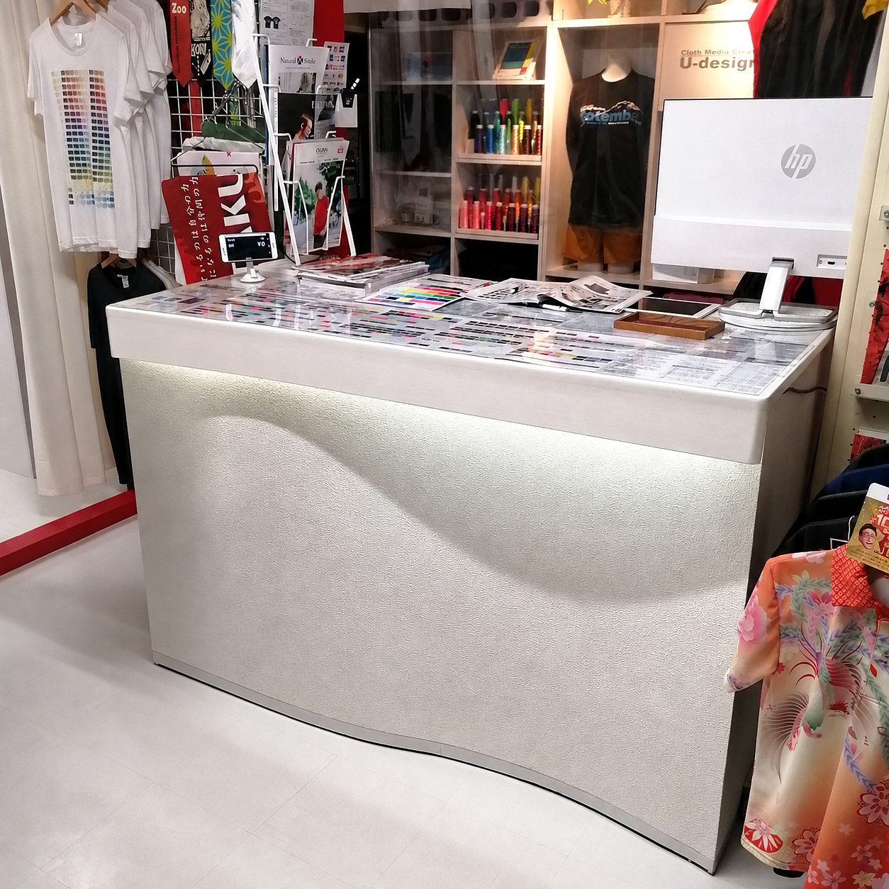 店内カウンターとカタログ・色見本