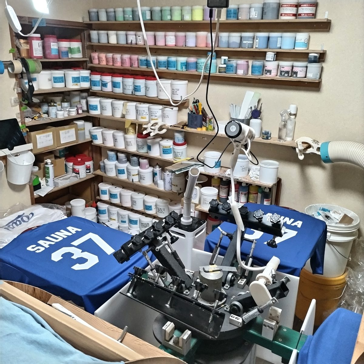 工房のシルクスクリーン印刷機
